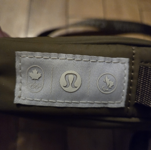 💢SOLD💢 Lululemon Crossbody Team Canada, Olive Green Bag - Picture 4 of 8